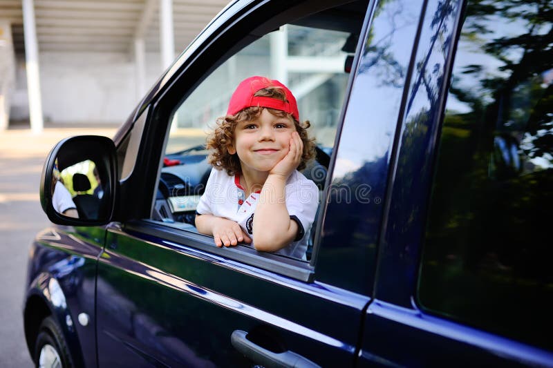 Песни мальчик на машине. Гримасы детей в окнах машин. Дети обслуживают машины фото ранее. Driving a car with a child.