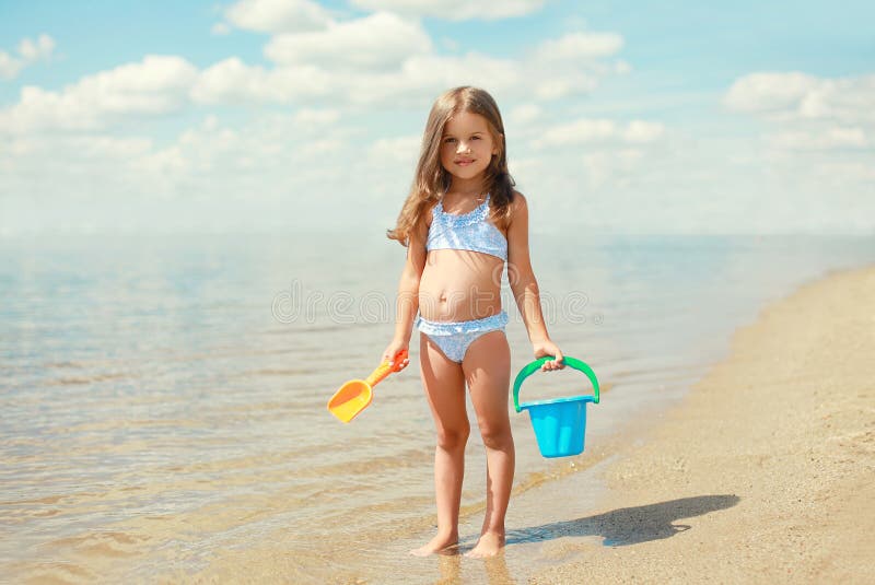 Дети в трусиках на пляже