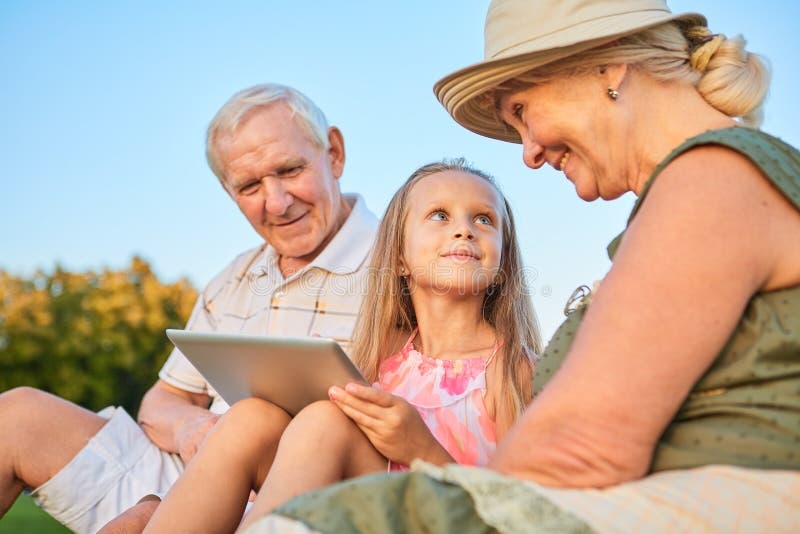 Внучка пришла дедушке. Счастливый дедушка очках в саду. Реклама бабушками и дедушка и лекарствами. Бабушка с планшетом. Foto about grandparents.