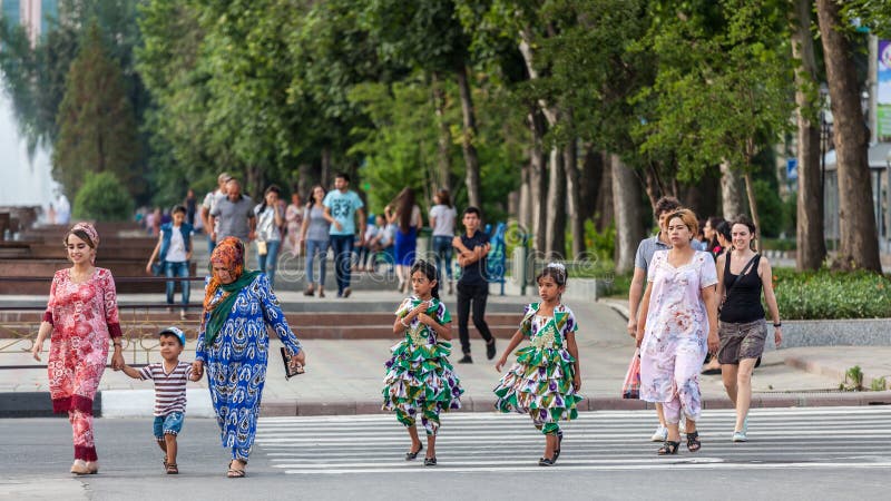 Таджикский улица. Таджикистан девушки на улице. Душанбе люди на улице. Душанбе улицы. Таджикистан люди в городе.