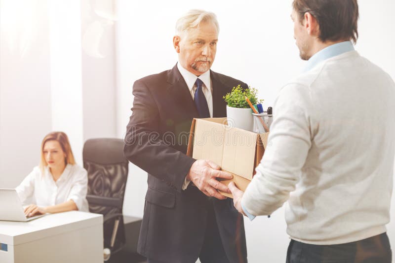 Борьба с завистью рисунок. Навязчивый продавец. Рабочий коллектив. Бизнесмен взрослый. Рабочий коллектив.