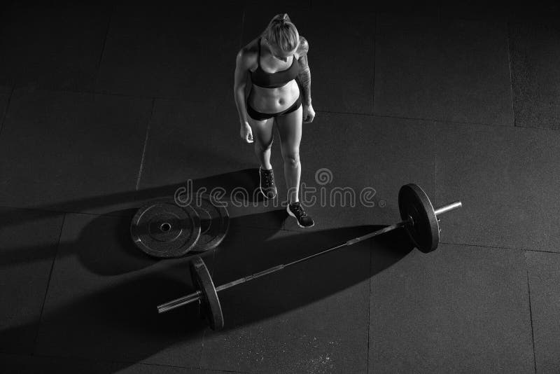 Девочка со штангой черно белая фотография