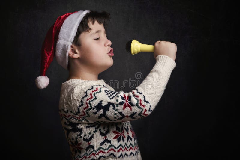 Мальчики пои. Мальчик с микрофоном. Детишки поют. Картинка Рождественский гимны пение детей. Child singing funny Home.