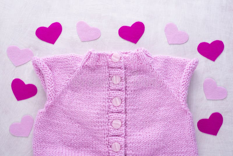 Розовый свитер с сердцами сделанными из войлока. иллюстрации. 