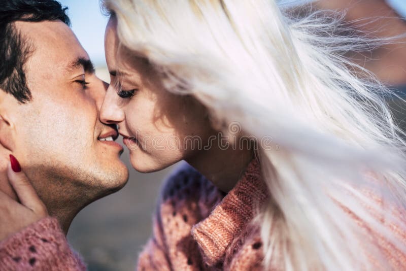 Романтический закрывающий портрет молодых людей, целующихся инаслаждающихся любовью вместе - блондинка кавказская девушка и красСтоковое Фото - изображение насчитывающей подруга, утеха: 160272614