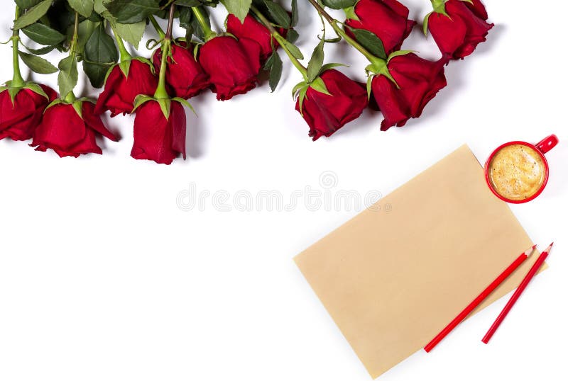Романтичный модель-макет Красивый пук больших красных роз, листа бумагиремесла, карандашей цвета, малой чашки кофе и коробки с к СтоковоеИзображение - изображение насчитывающей цвет, больш: 113545251