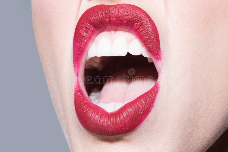 Женский рот видео. Губы открытый рот. Балаклава рот женская открытые губы.