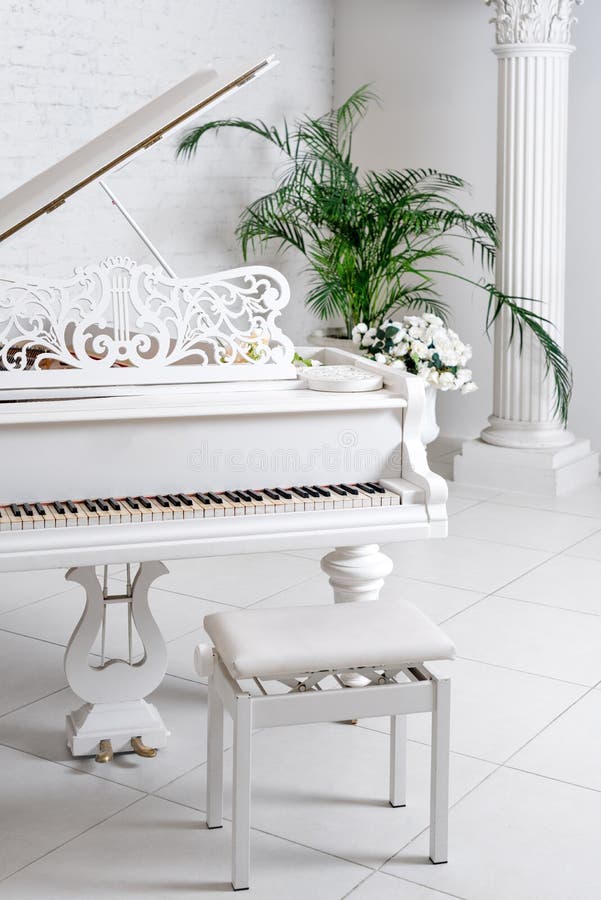 Белый Рояль Yamaha C1 с самоиграющей системой Disklavier - видео