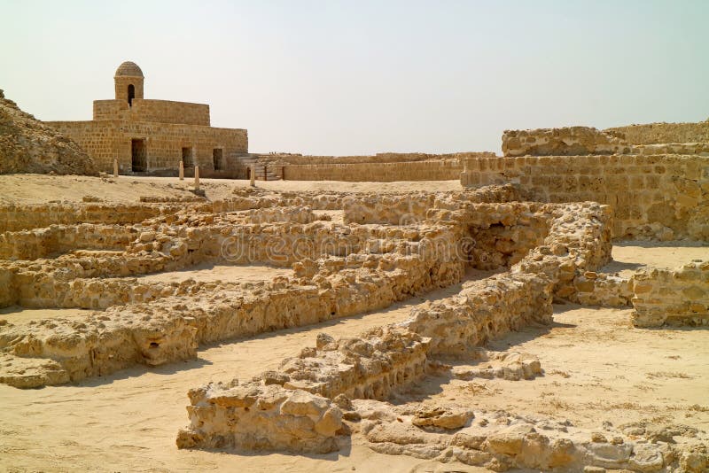 Руины Калъат-аль-Бахрейна, Древней гавани и столицы цивилизации Дилмуна в Манаме, Бахрейн Стоковое Фото - изображение насчитывающей залив, руины: 165271028