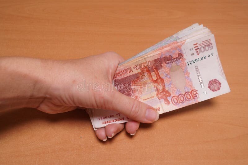 5 рублей в руке