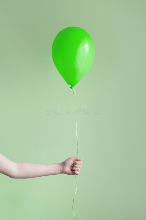 Держит воздушный шарик. Рука держит воздушный шарик. Человек держит воздушный шар. Чкловекдердит воздушный шарик. Девушка держит в руке воздушный шарик.