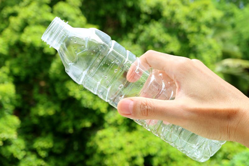 Возьми пустую пластиковую бутылку с завинчивающейся. Empty Plastic Bottle. Empty Plastic Bottle in Freeze.