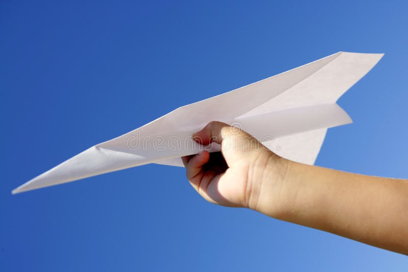Над бумажным над листом. Самолётик из бумаги в руках. Бумажный самолет в руке. Ребенок с бумажным самолетиком. Голубое небо с бумажными самолетиками и ребенком.