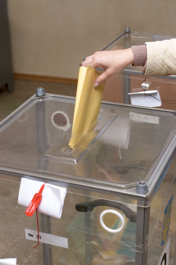 Опломбирование стационарного ящика для голосования