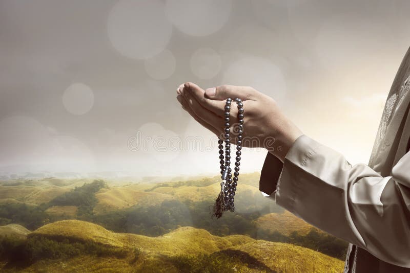 Бог на татарском. Руки молящегося мусульманина. Человек молится. Молитва мусульман. Мусульманин молится Богу.