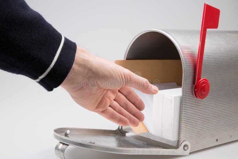 Рука человека кладя пакет и почту в поставлять почтовый ящик Postmail  Стоковое Изображение - изображение насчитывающей пошлите, конец: 133682517