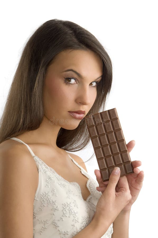 Дядя тянет руку в руке шоколадка. Девушка с шоколадом в руках. Кусочек шоколада в руке.