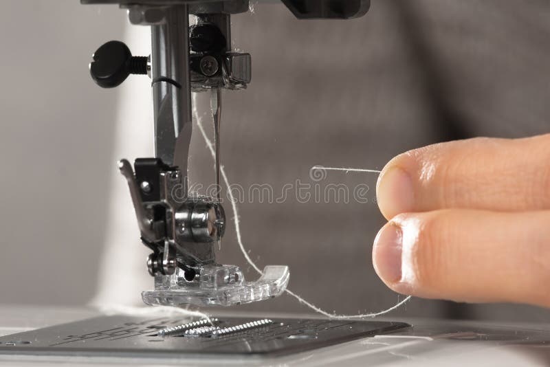 Ручная швейная машинка рвëт нитки. Рвётся нитка на швейной машинке. Машинка рвет нить. Машинка обрывает верхнюю нитку.