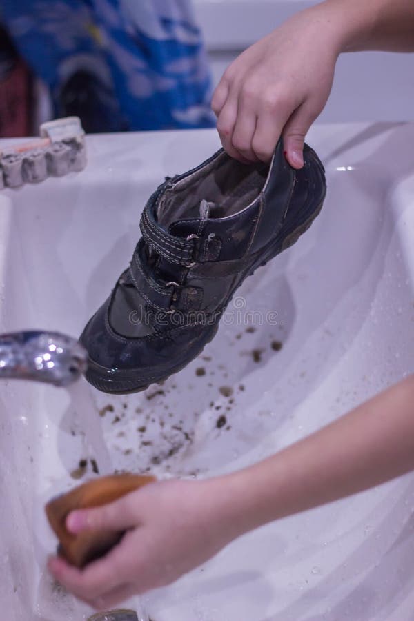 Снилось что мыла обувь. Мытье обуви. Раковина туфля. Раковина для мытья обуви. Тапки в раковине.