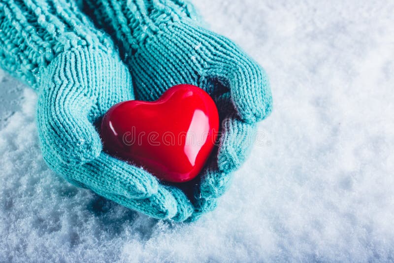 В тепле сердце в льдах. Сердечко на снегу. Сердце в руках в варежках. Сердечко в варежках. Руки в варежках.