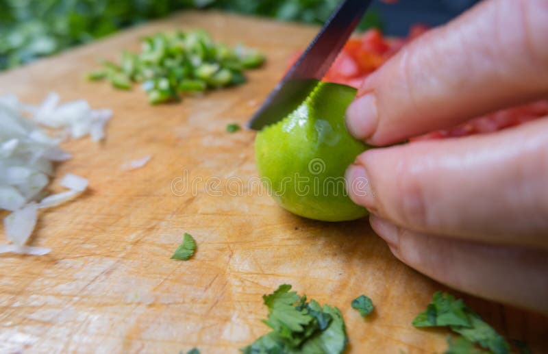 Рубить овощи. Лайм режут на доске. Как резать лайм. Лайм режут на доске фото. Как правильно нарезать лайм лодочкой.