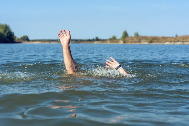 Я утопаю в руках. Тонущая рука. Рука тонущего человека. Ноги в воде преломление. The Drowning man.