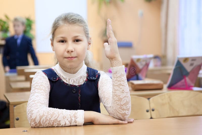 русские малолетки Русская школьница в форме сидя на столе в комнате класса и поднимая руке  вверх Россия Стоковое Фото - изображение насчитывающей девушка, немного:  103426458