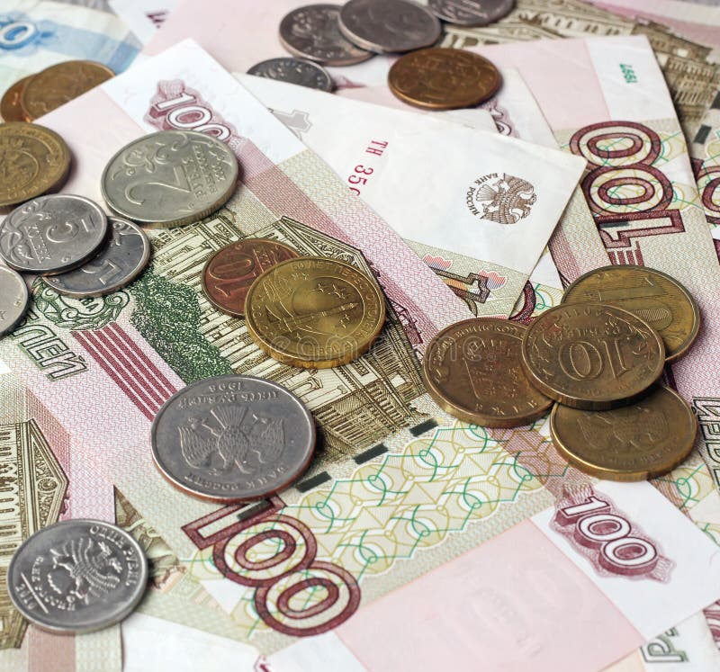 Мелочь. Мелочь на столе. Деньги монетки на столе. Российские купюры и монеты разбросаны.