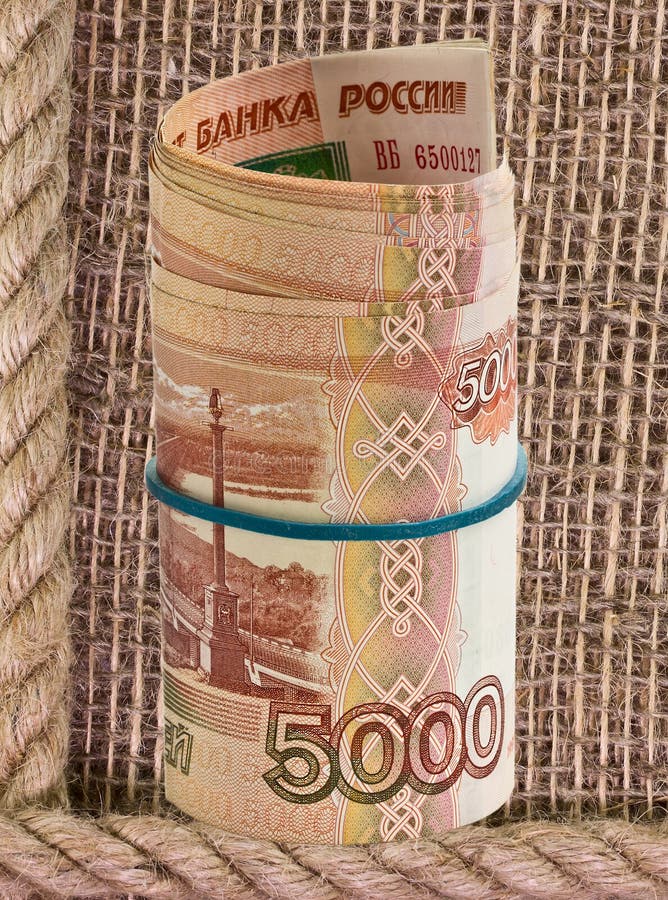 Скрученная купюра в трубочку