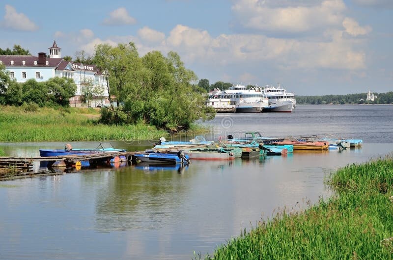 Остановиться на пристани. Пирс на реке Волге. Причал с лодками Волга. Париж причал на реке Оке. Яхты на реке Ока.