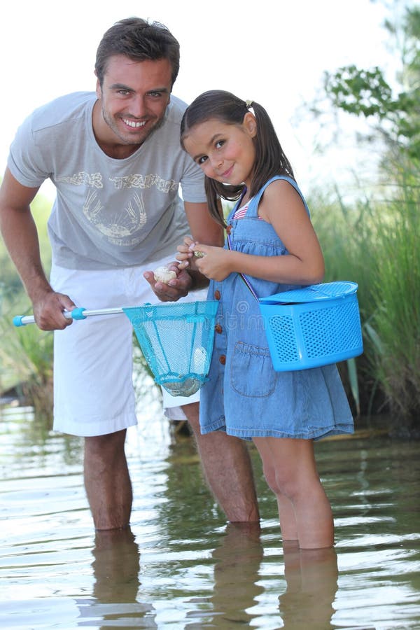 Папа заигрался с дочкой. Отец и дочь рыбачат. Рыбалка с дочкой. Отец с дочкой на рыбалке. Дочь кокетничает с папой.