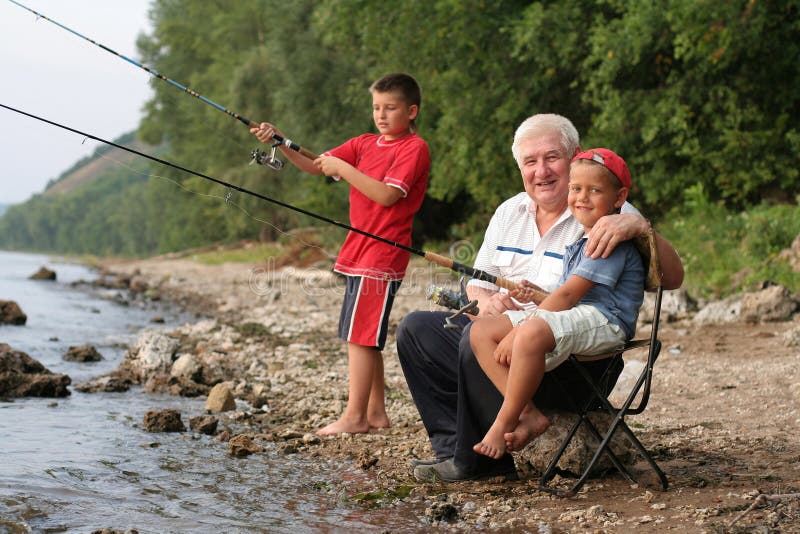 Дедушка ловит рыбу