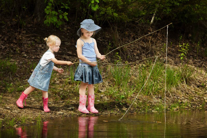 Мальчики ловят девочек. Маленькая девочка рыбачит. Мальчик и девочка рыбачат. Мальчик и девочка ловят рыбу. Где дети маленькие девочки ловят рыбу.