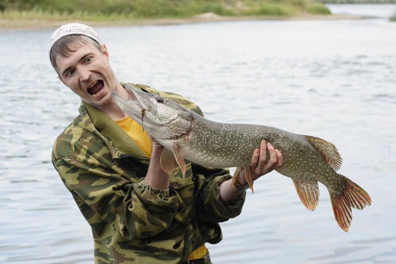 Рыбу голыми руками. Щука в руках. Держит щуку. Рыбак с рыбой в руках. Щука в руках рыбака.