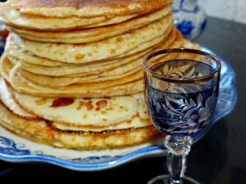 Блины на Масленицу и водка