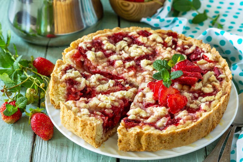 Пирог с клубникой вид сверху