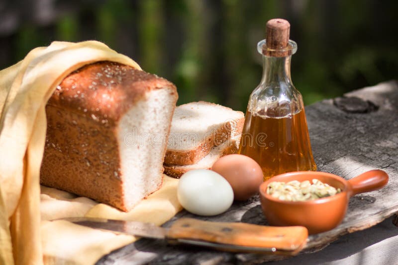 Хлеб с подсолнечным маслом и солью. Бутылка хлеба. Черный хлеб с подсолнечным маслом и солью.