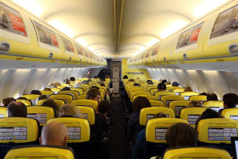 самолет внутри ryanair редакционное фотография ...