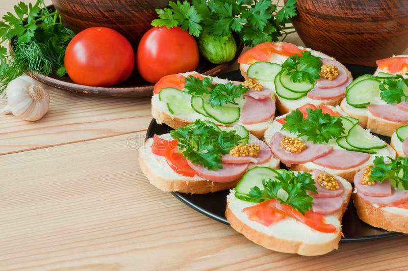 Бутерброды с колбасой и помидорами