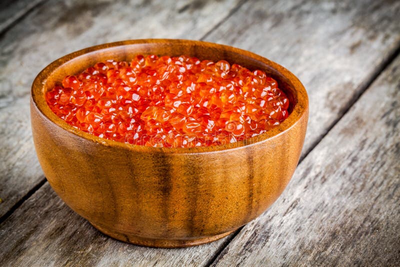Икра в деревянной ложке