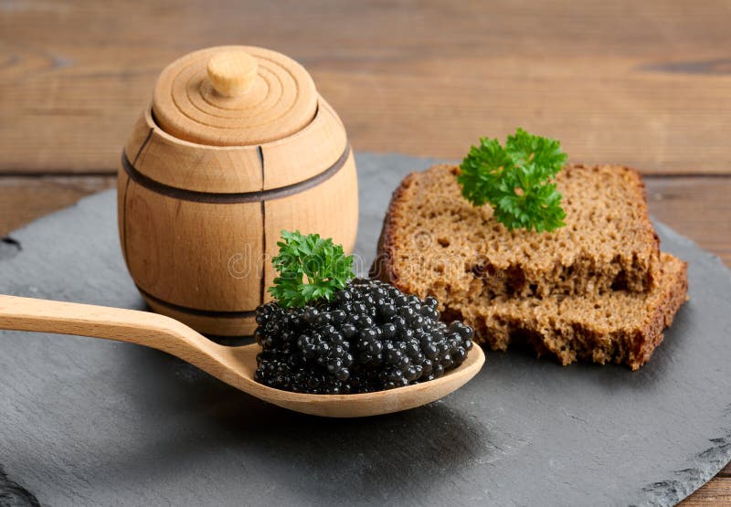 Икра в деревянной ложке