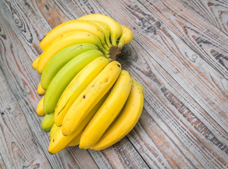 Сколько лежат бананы. Банан на деревянном столе. Банан 100см. Бананы на столе красиво фото. Банан лежит на столе.
