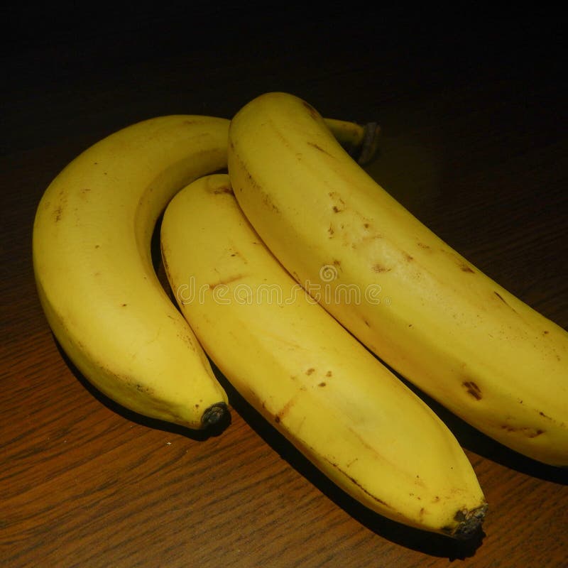 Вес 1 банана без кожуры. Коричневые Королевские бананы. Белые точки на кожуре банана. Как понять что банан спелый.
