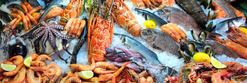 Морепродукты на черном фоне