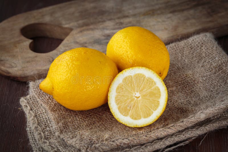Почему лимон желтый