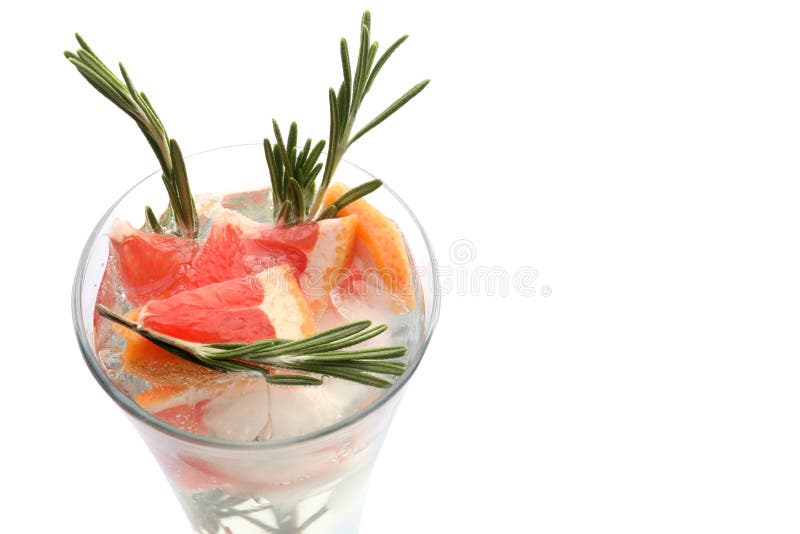 Стакан с грейпфрут коктейль на белом фоне. Grapefruit Cocktail.