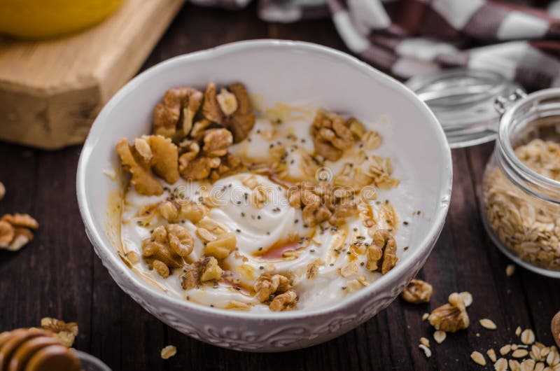 Мацони с медом и грецкими орехами