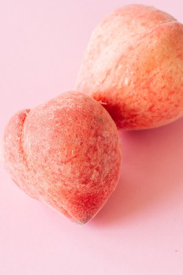 Персик форма половых губ у девушек. Персик розовый Фламинго. Розовые персики сорт. Персик с розовой мякотью. Розовый персик в разрезе.
