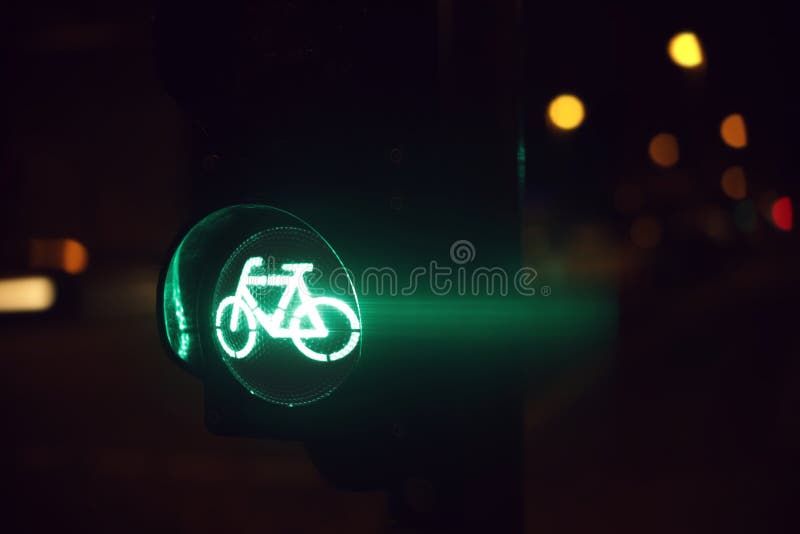 Картинка с символикой v размыто. Знак зелёное кольцо велодорожка. Картинка с символикой v размытая. Знак размытый