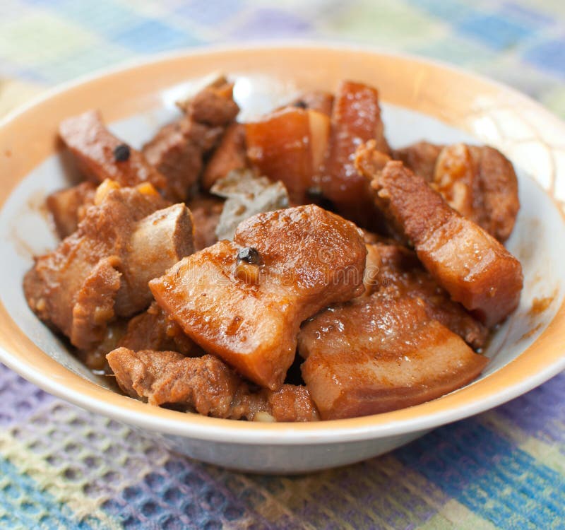 Мясо кисло пахнет. Свинина адобо. Pork Adobo. Свинина по филиппински. Свинина в соевом соусе с молодым картофелем.